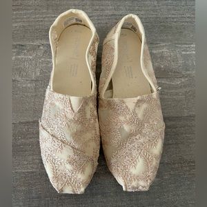 Toms Women’s Natural Hibiscus Metallic Lace Alpargata